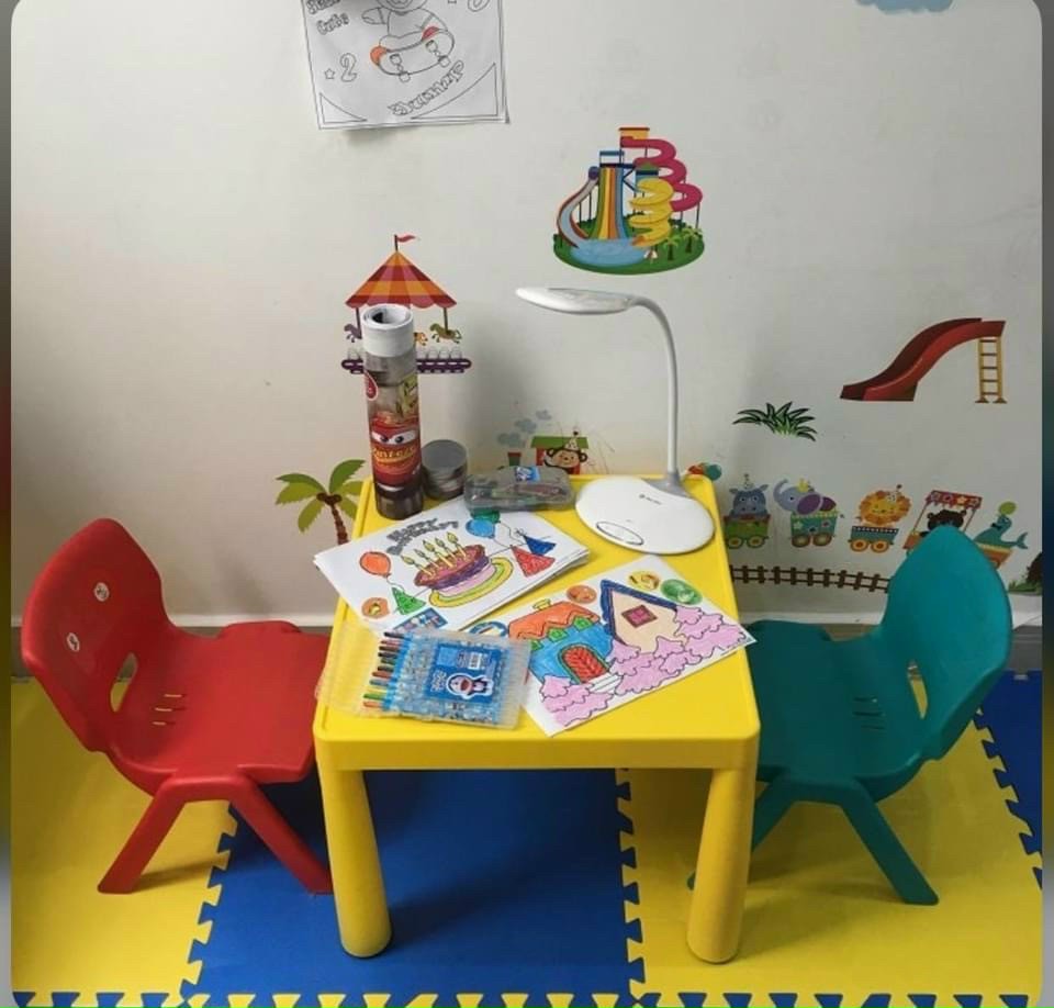 Bộ bàn ghế học sinh Việt Nhật. Bộ sản phẩm gồm: 01 bàn + 02 ghế. Kích thước Bàn 50.5x50.5x42.5cm; Ghế 34x32x44cm