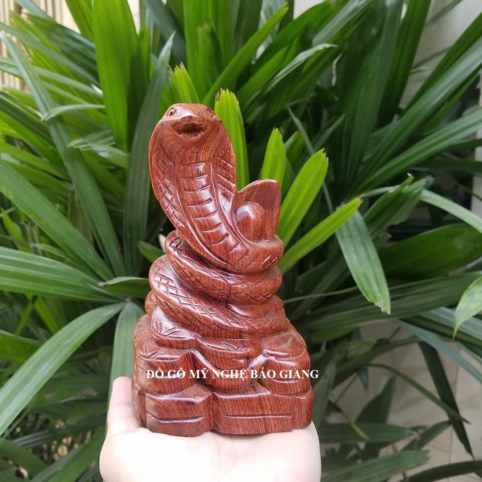 Tượng con rắn gỗ hương