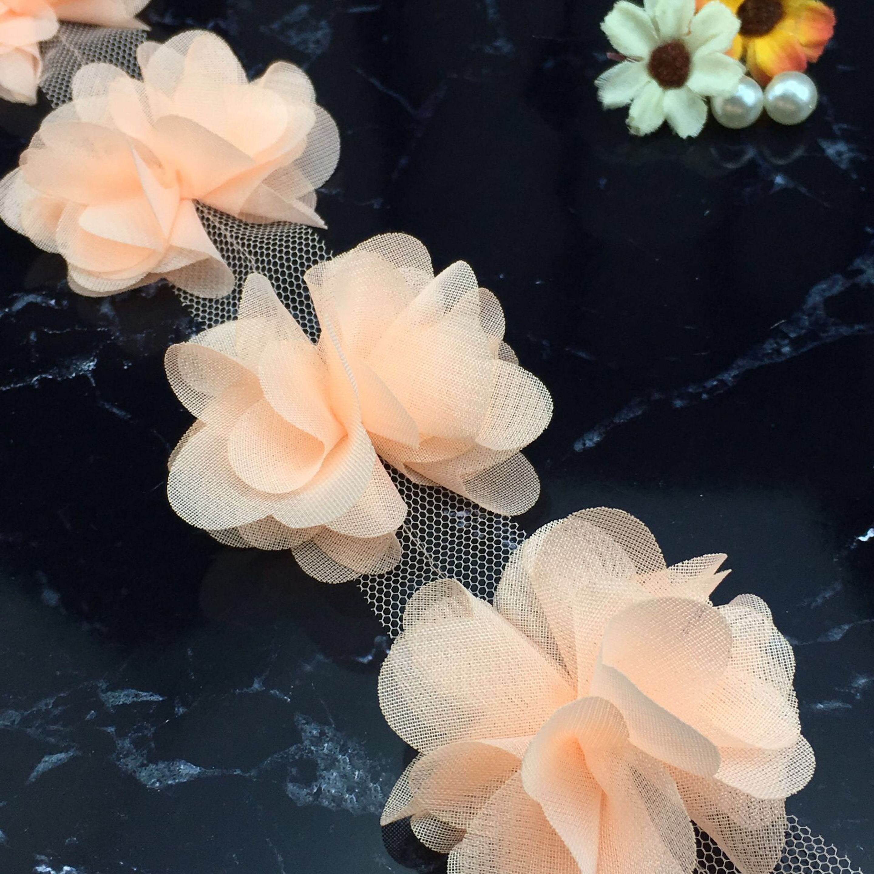 Hoa dây chiffon kích thước 6cm (13 bông /dây)