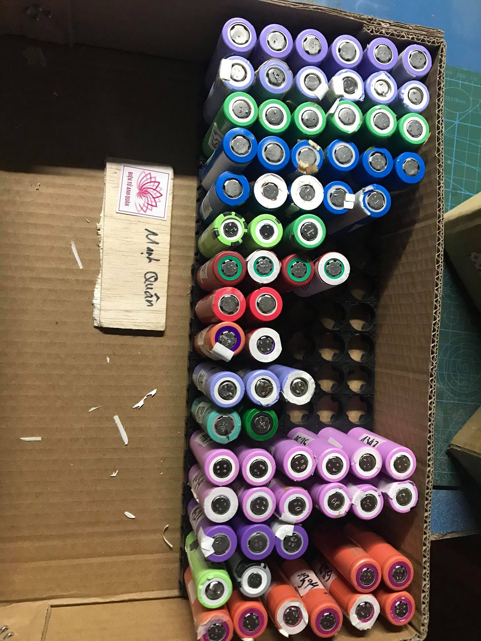 Combo pin 18650 dung lượng từ 1000-1500 mah ( 6 viên ).