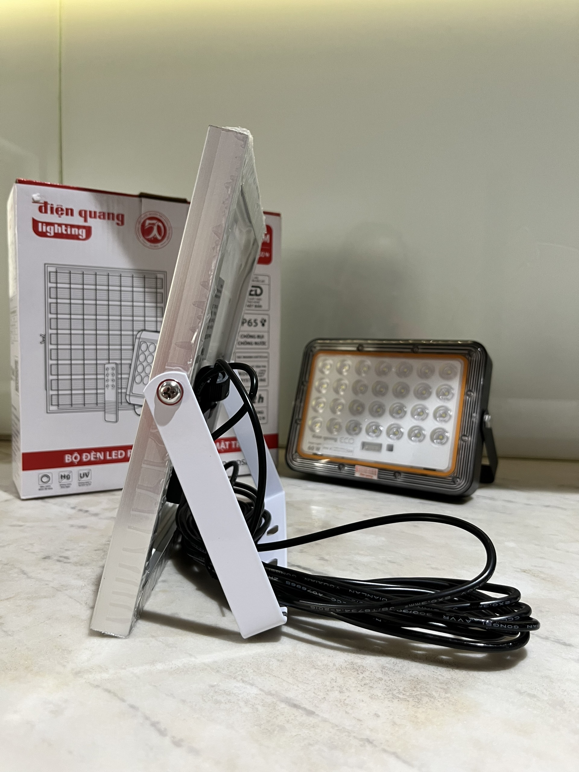 Đèn năng lượng mặt trời, LED Pha NLMT Điện Quang (Công suất từ 60W - 300W, BH 2 năm, Hiệu suất cao, Quang thông cao có giấy kiểm định)
