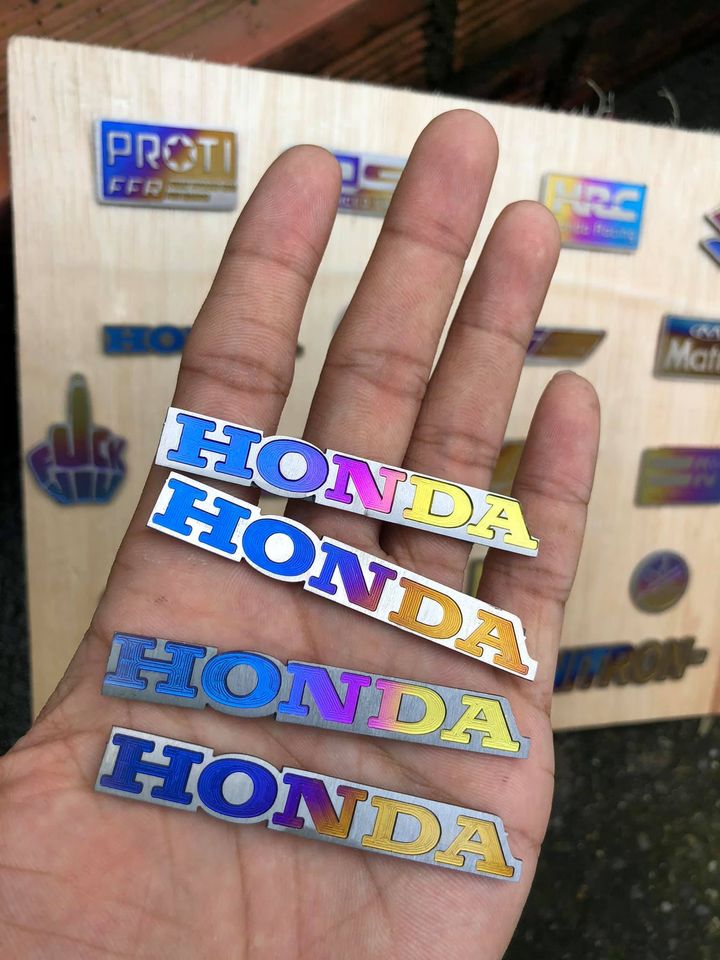 Tem titan logo cnc có sẵn keo dán