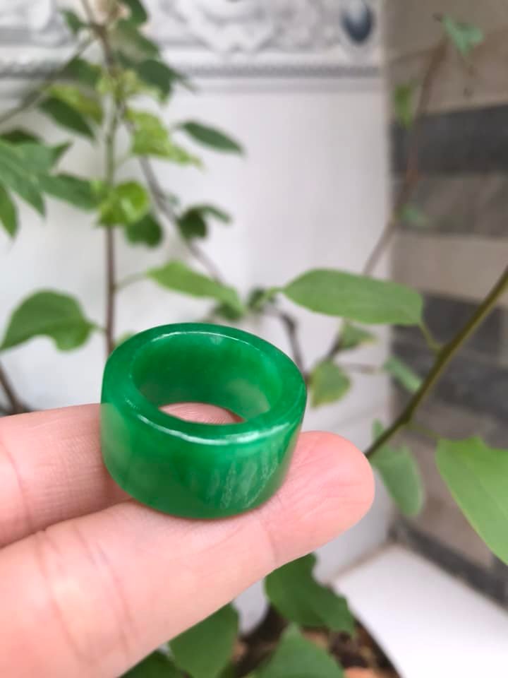 Nhẫn Càn Long Nam Xanh Ngọc Đẹp Ni 19mm x bản vuông cao 12mm/13mm/14mm Chất liệu Đá Cẩm Thạch Tự nhiên màu Xanh Hy Vọng Bóng Tươi quá đẹp chuẩn Hợp Nam mệnh Mộc Mệnh Hỏa đeo Ni19mm lọt lòng ngón giữa ngón cái có 380k/1 chiếc ạ