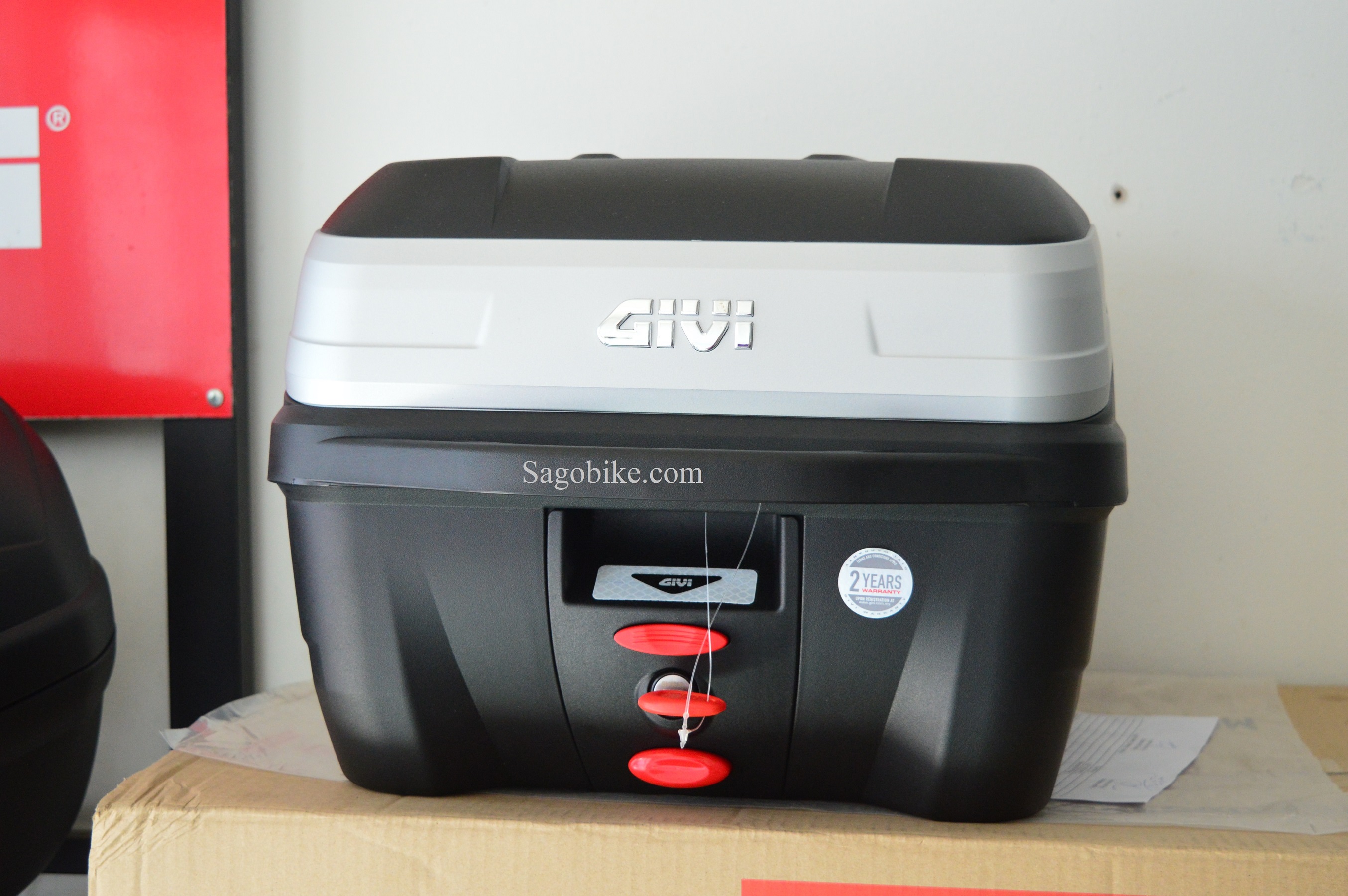 [HCM]Thùng givi B32Gold / B32N Bold 32 lít mới chính hãng BH 2 năm, thùng 32 lit miếng ốp vàng sang trọng và giá tốt hơn rất nhiều