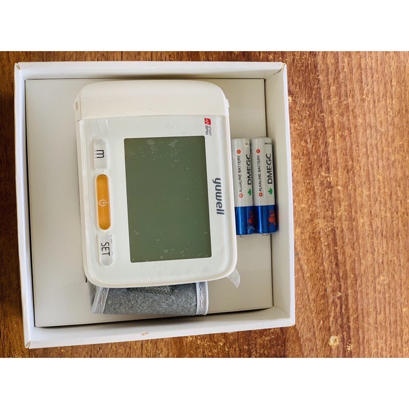 máy đo huyết áp cổ tay điện tử YE8600A