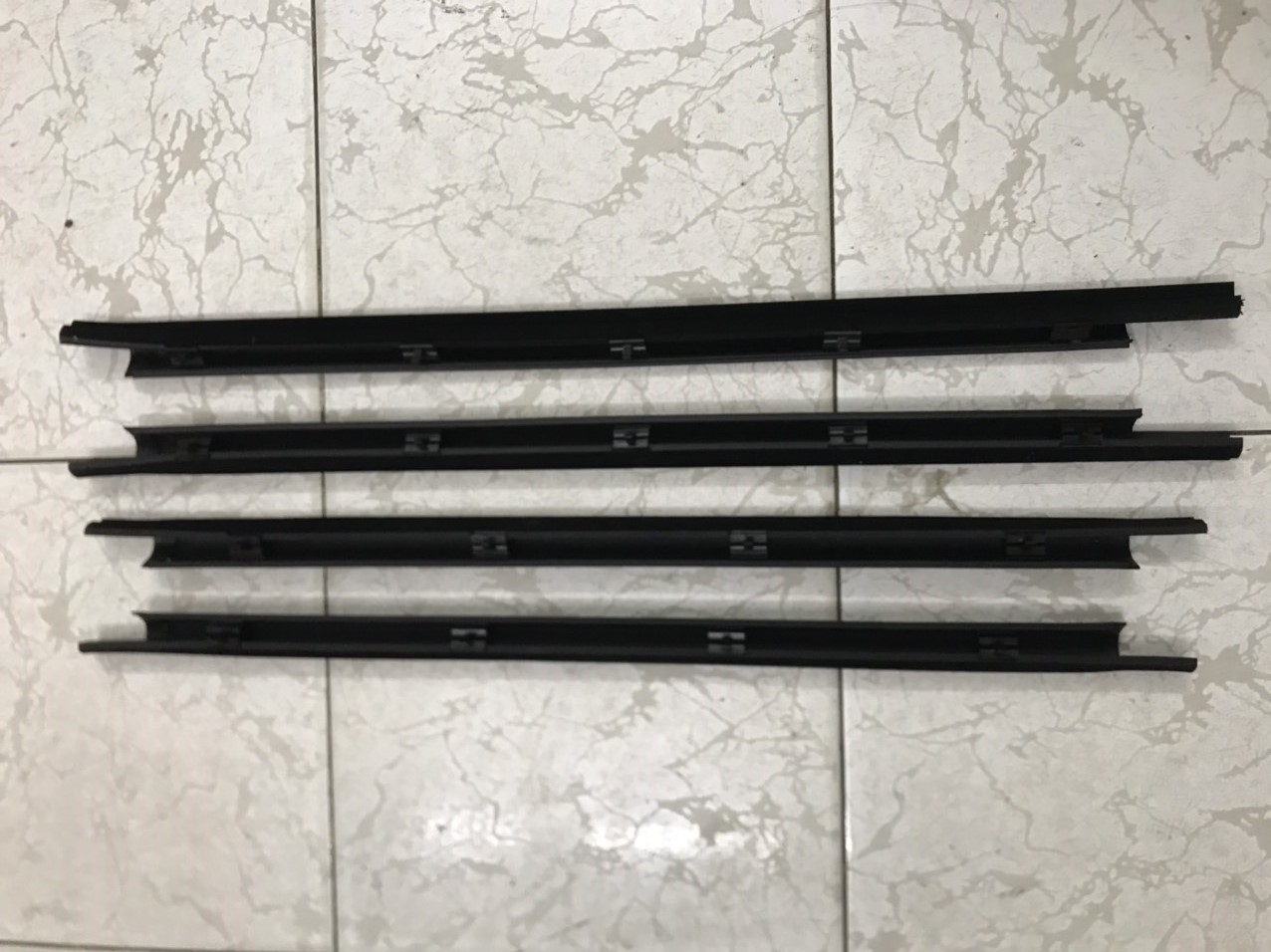 Nẹp chân kính ngoài Suzuki Wagon R+