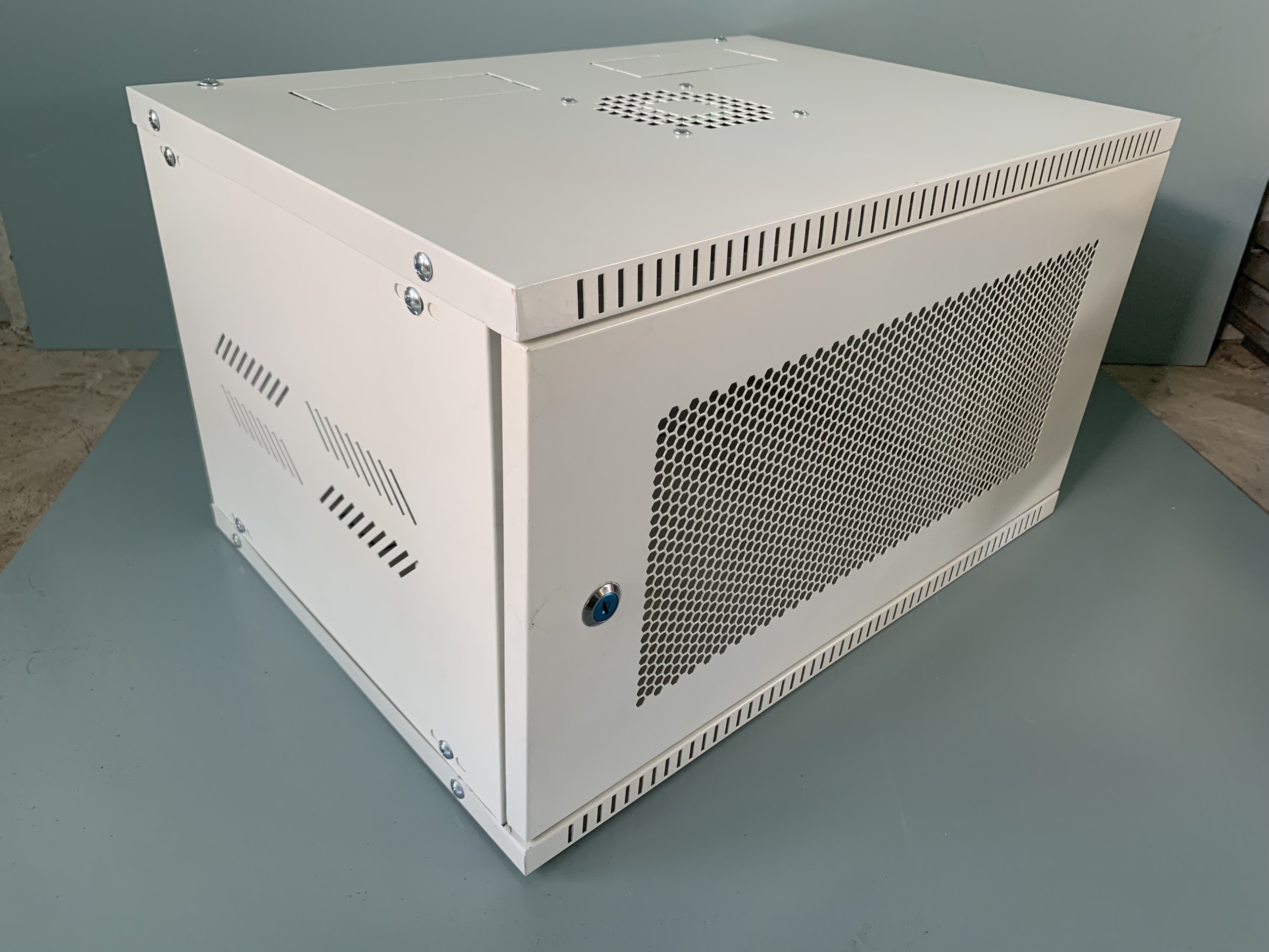 TỦ RACK 6U CHO HỆ THỐNG MẠNG VÀ CAMERA QUAN SÁT.