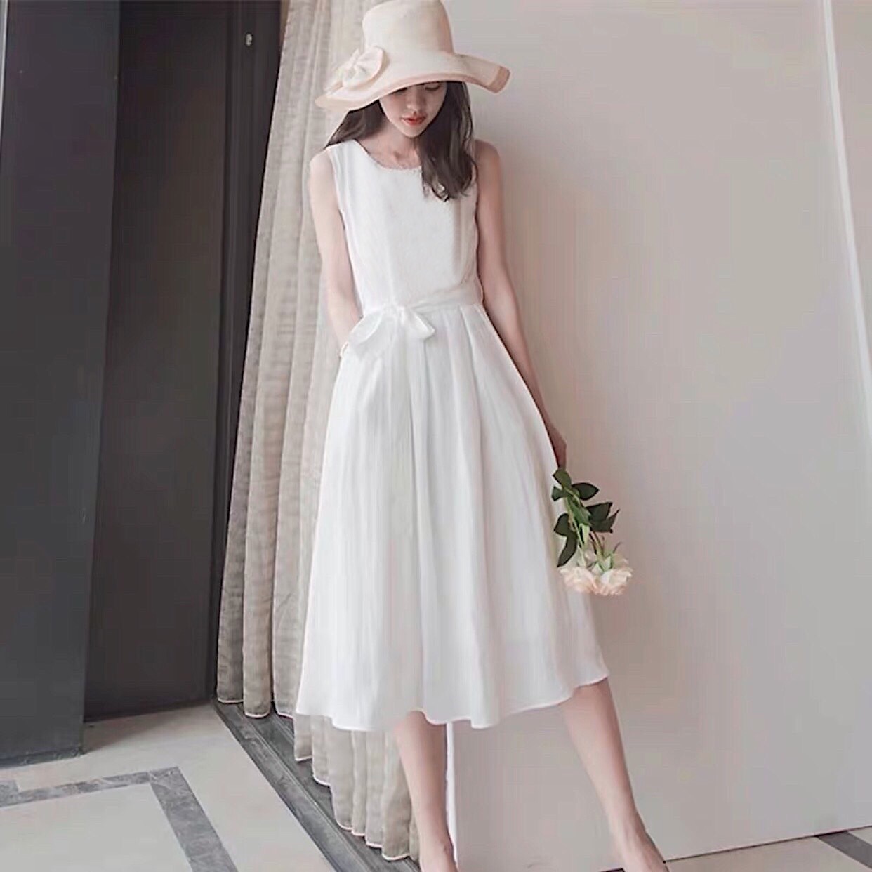 Đầm trắng sát nách thắt eo