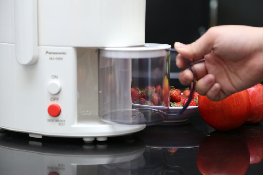 Máy ép trái cây Panasonic (Nhật Bản) MJ-68MWRA (Mới 100%, bảo hành chính hãng 12 tháng)