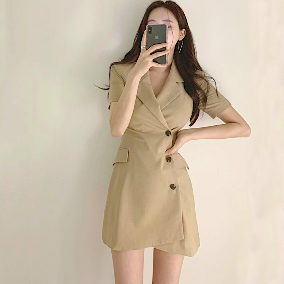 Đầm vest kem nút đen