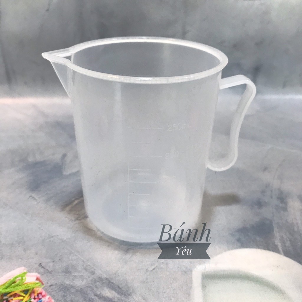 Ca nhựa đong lường nước