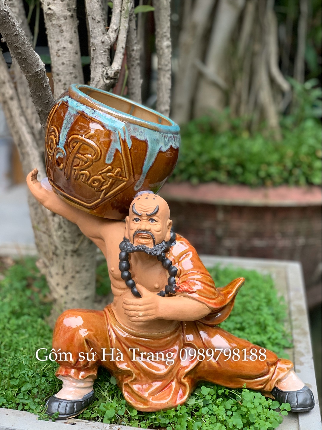 Tượng gốm sứ Bát Tràng vác chậu trồng cây bonsai