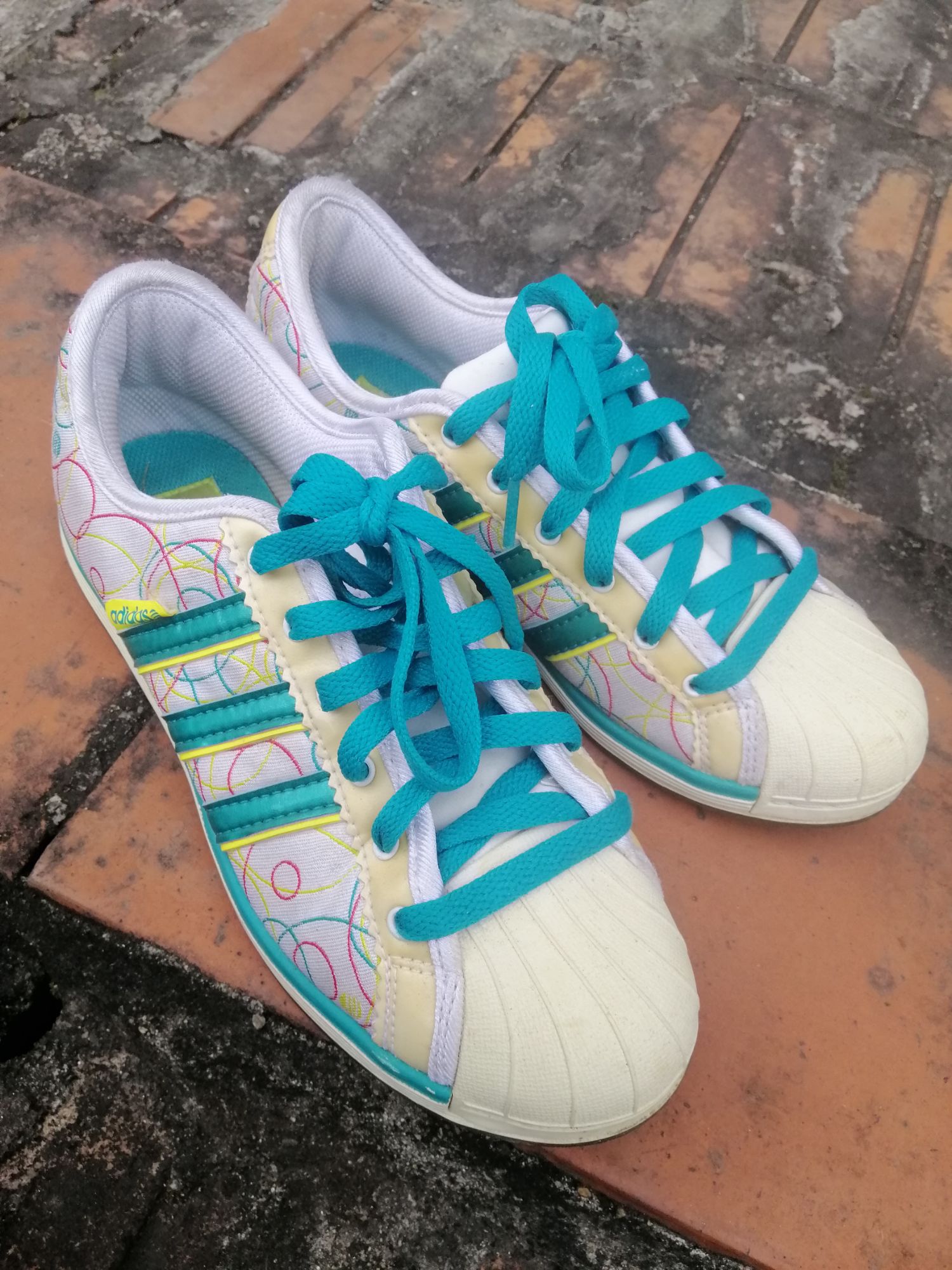 Giày thể thao nữ hiệu ADIDAS sò của Nhật