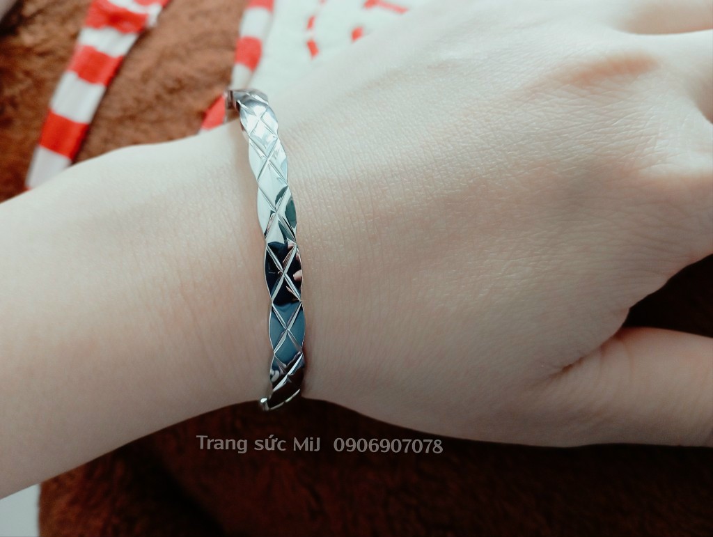 VÒNG TAY TITAN CHẠM KIỂU
