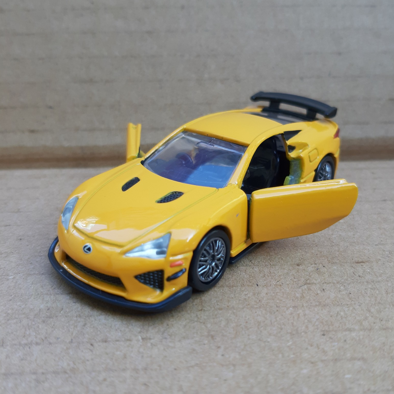 Xe mô hình Tomica - Siêu xe Lexus LFA màu vàng mở được cửa giá rẻ