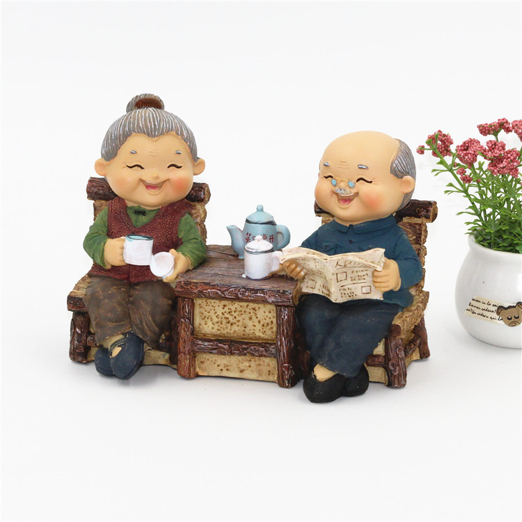 Tượng ông bà hạnh phúc - Đọc báo uống trà