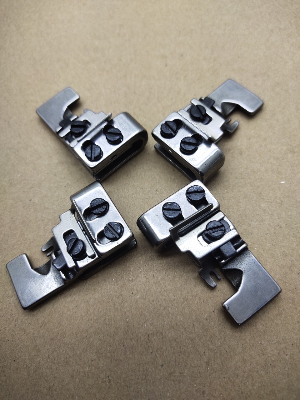 chân vịt nhún máy vắt sổ 4 chỉ và 5 chỉ