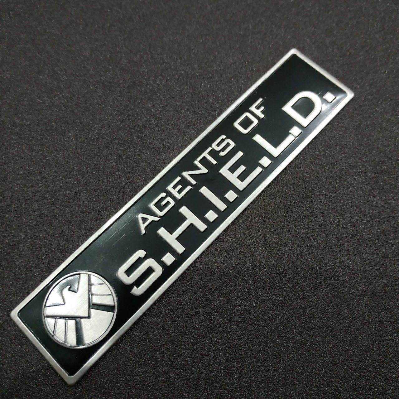 Tem nhôm dán xe SHIELD dài 12x2.6cm nền đen