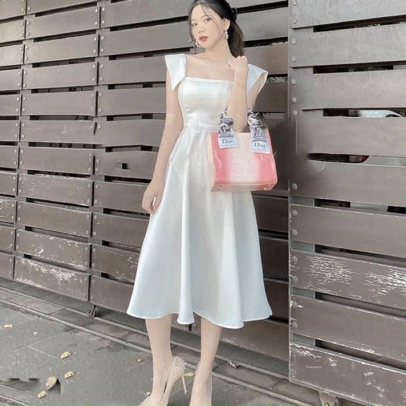 Đầm trắng cổ đắp vai