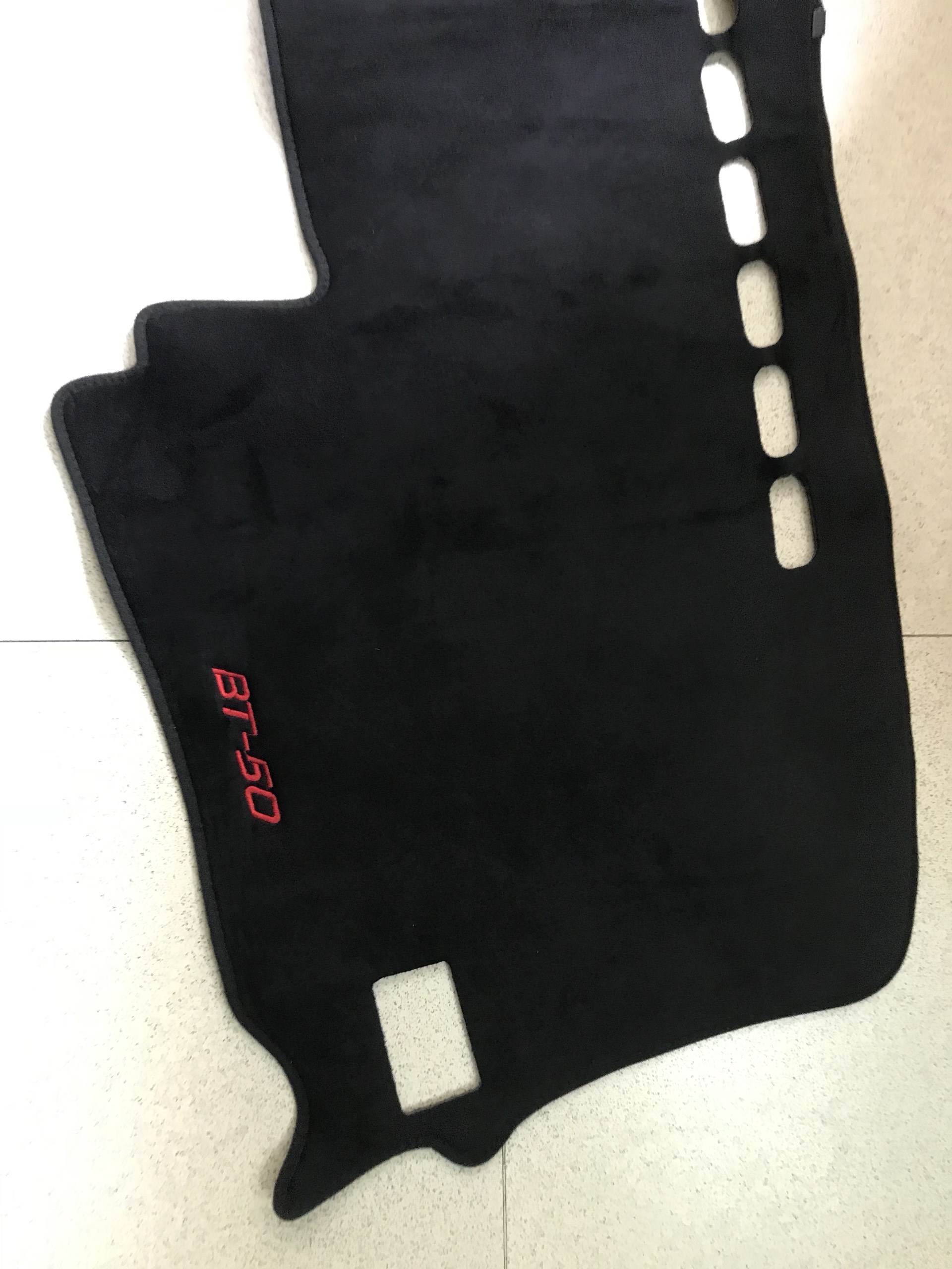 Thảm nhung chống nóng taplo xe Mazda BT50 2015-2020.