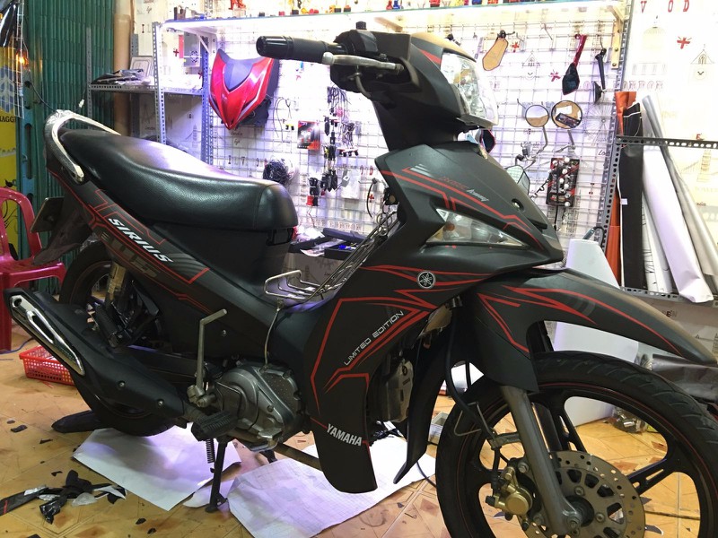 Tem trùm Sirius Fi đen chỉ đỏ - Độ dán team trùm decal xe máy Sirius Fi đen chỉ đỏ - Team trùm decal xe máy Sirius Fi rẻ đẹp và chất