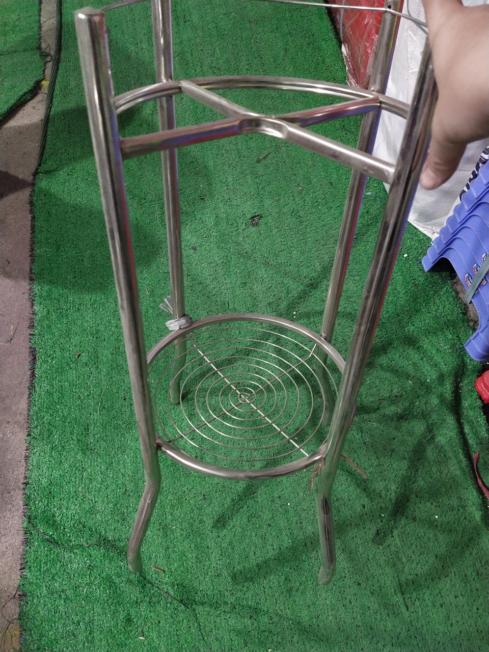 Chân bình nước đế bình lọc nước kệ đỡ bình nước bằng inox dày sáng bóng