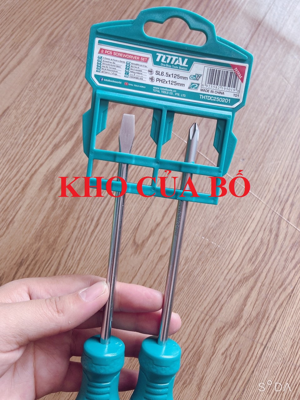 B. 2 tua vít d.p và bake TOTAL THTDC250201