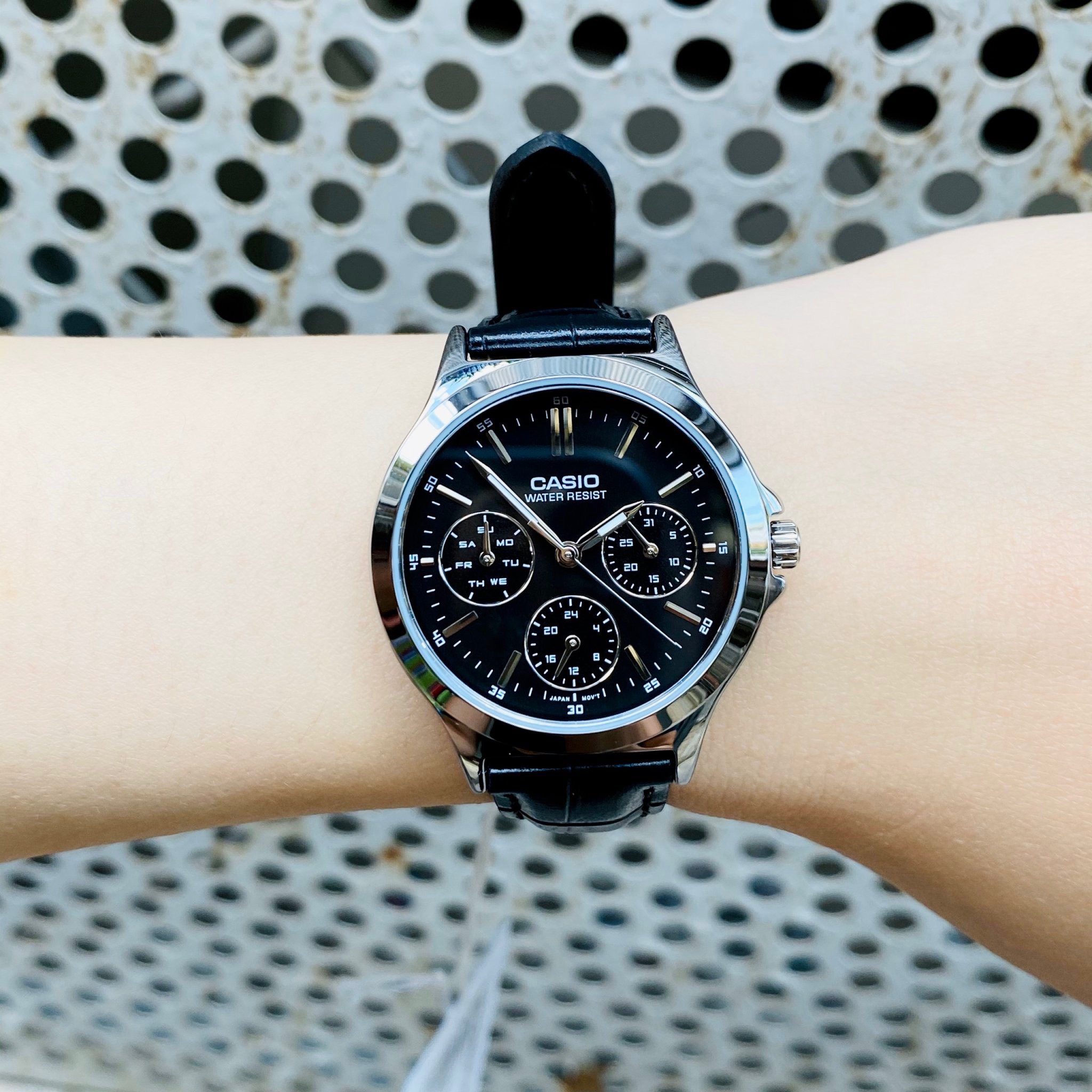 Đồng Hồ Nữ Dây Da Casio LTP-V300L-1A Mặt Đen Fullbox