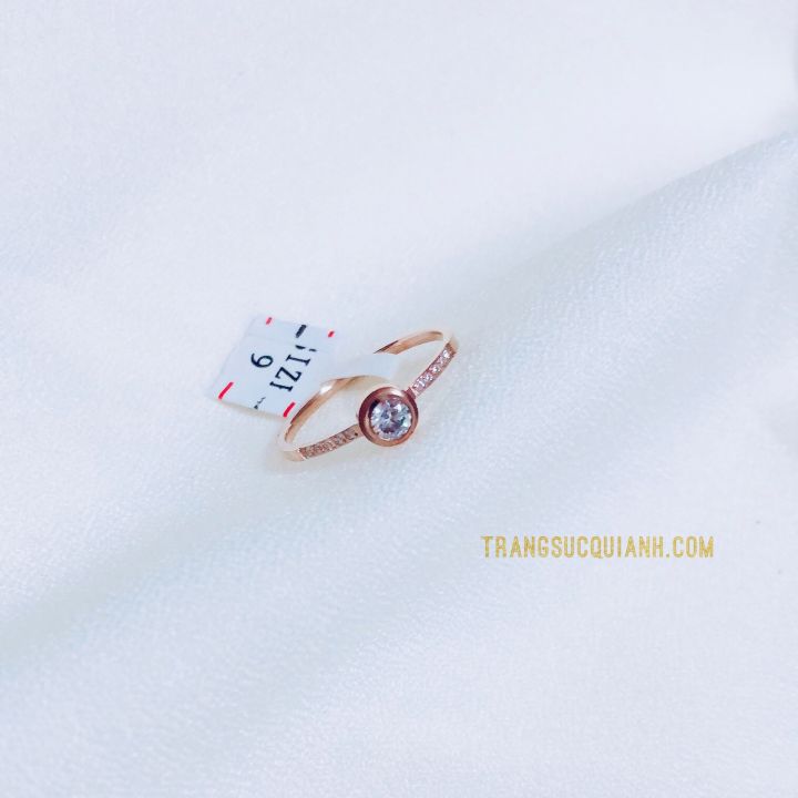 Nhẫn titan đính đá tròn màu vàng hồng