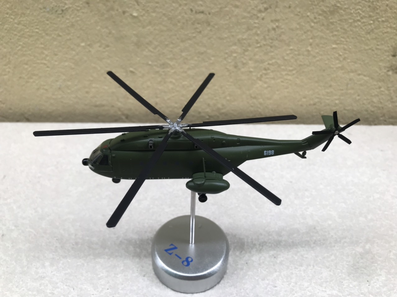 Mô hình máy bay Trực Thăng Z-8 1:144