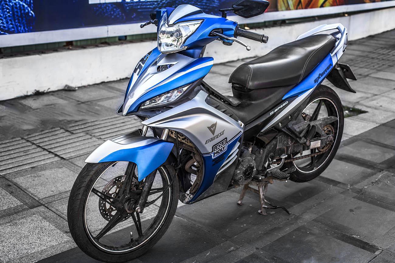 tem trùm xe máy Exciter 135 chrome trắng xanh đơn giản