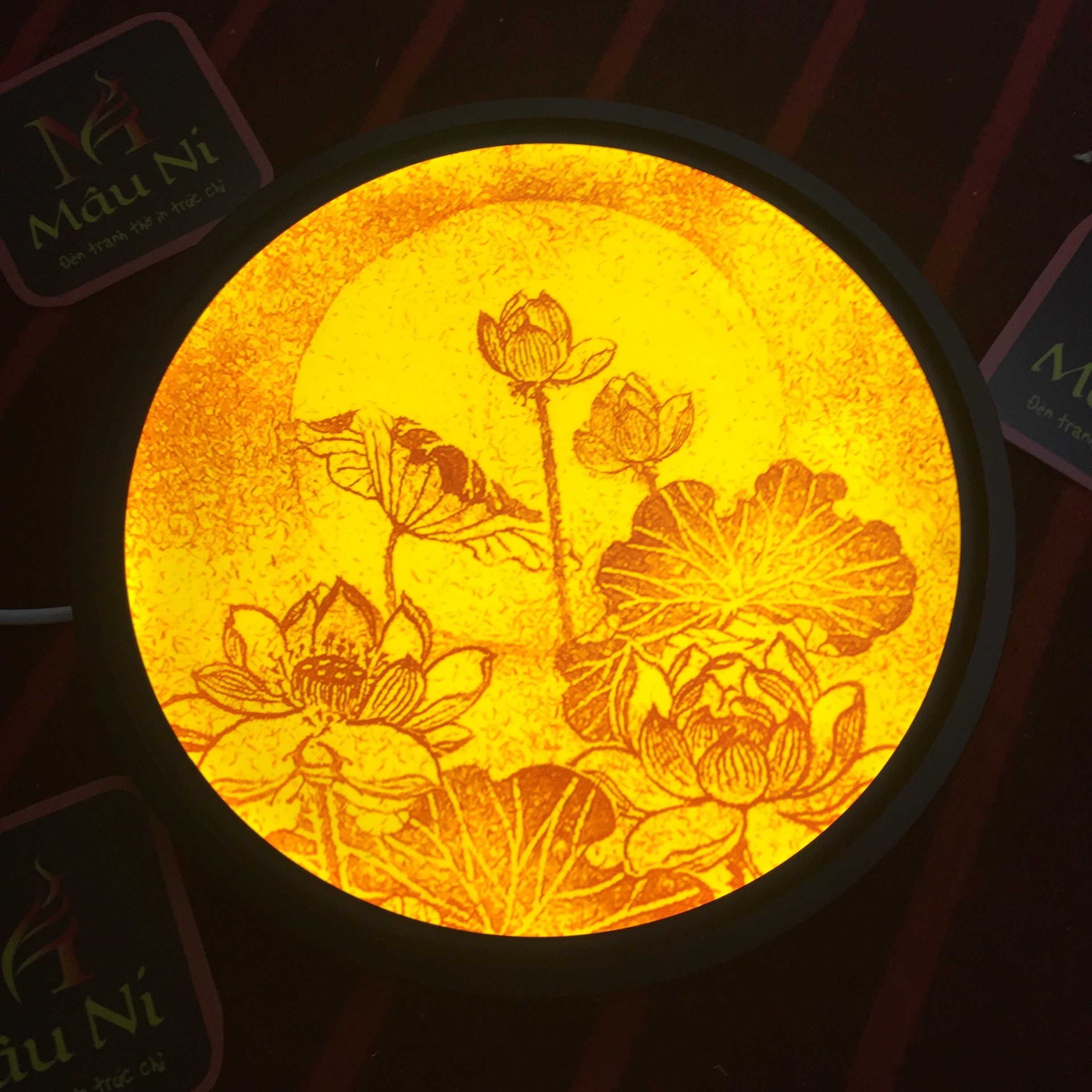 ĐÈN THỜ HÀO QUANG PHẬT Mâu Ni In Trúc Chỉ, Khung Sắt, Đường Kính 30Cm Đặt Tượng Thờ Cao 25Cm Đến 40Cm , Cho Phật Đứng , ... tượng phật, bàn thờ phật, tranh thờ phật, cốt thất bảo phật, tủ thờ phật, hào quang phật, đèn thờ