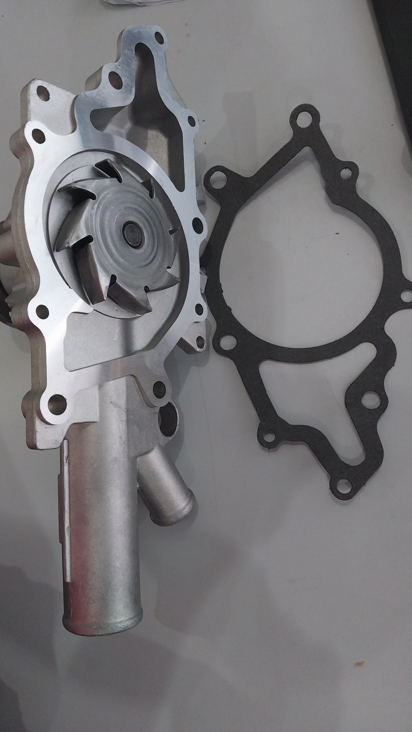BƠM NƯỚC (BƠM TRỘN) XE MERCEDES SPRINTER 16 CHỖ