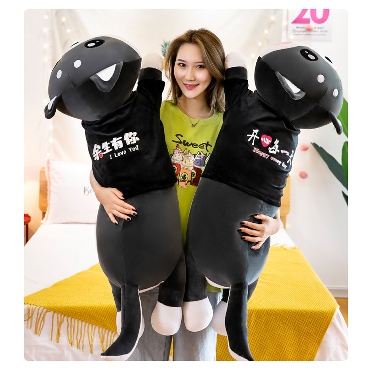 Gấu bông chó husky đen gối ôm dài mặc áo sang trọng