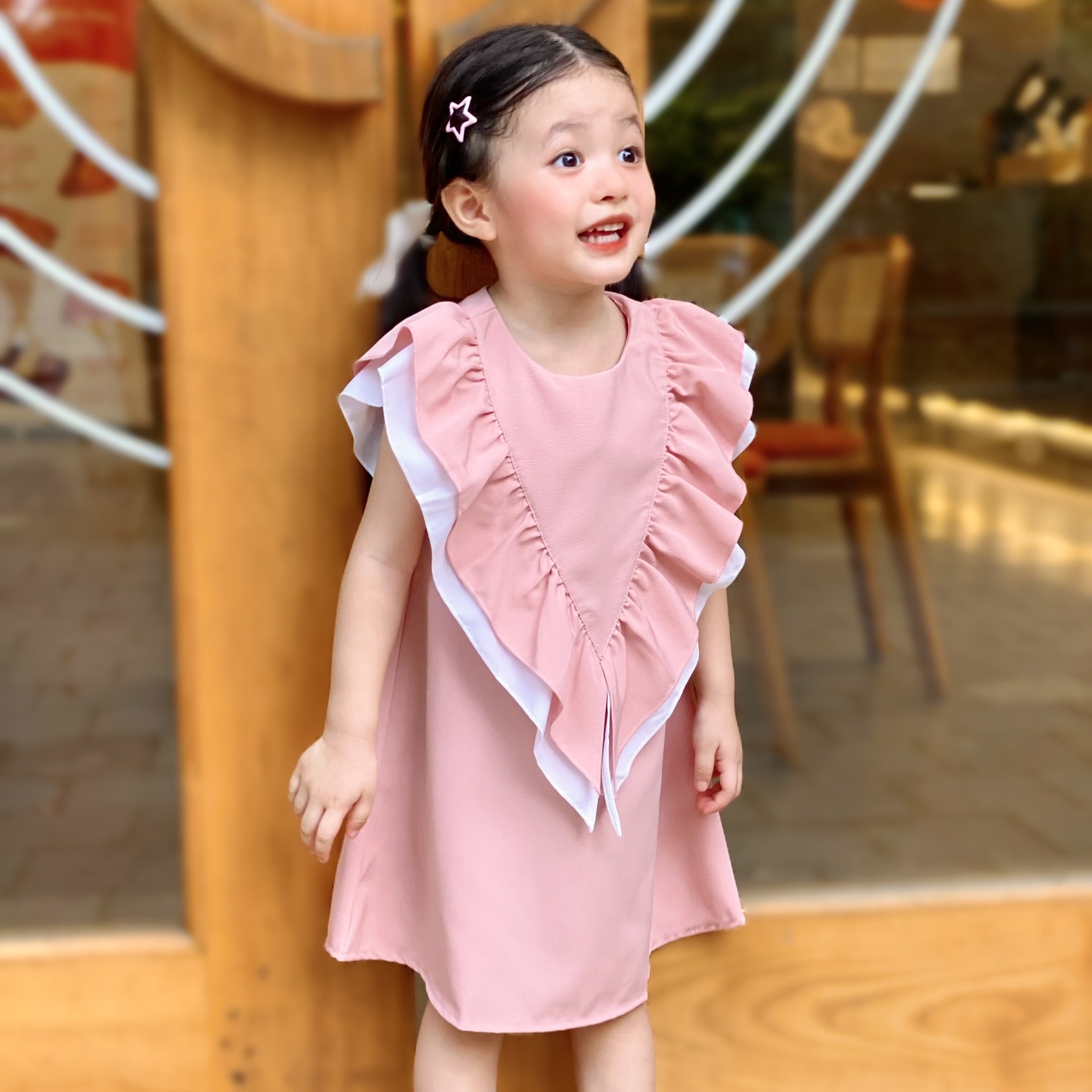 Đầm đỏ cổ tim ngắn tay, chân váy xếp ly