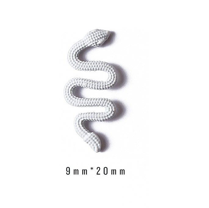 Charm rắn cổ điển trang trí móng