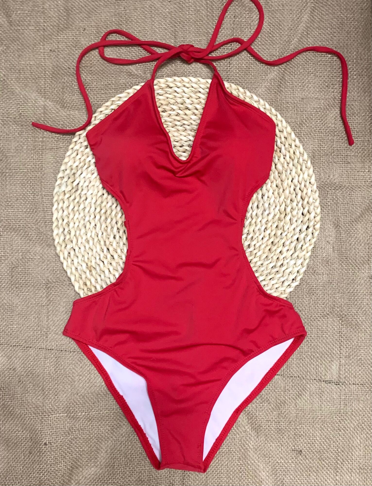 Bikini màu đỏ khoét eo dễ thương.