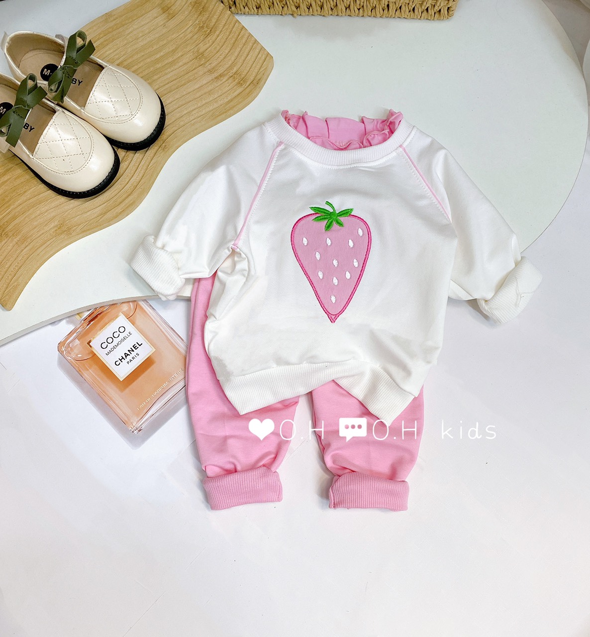 Bộ nỉ da cá cho bé gái hình quả dâu