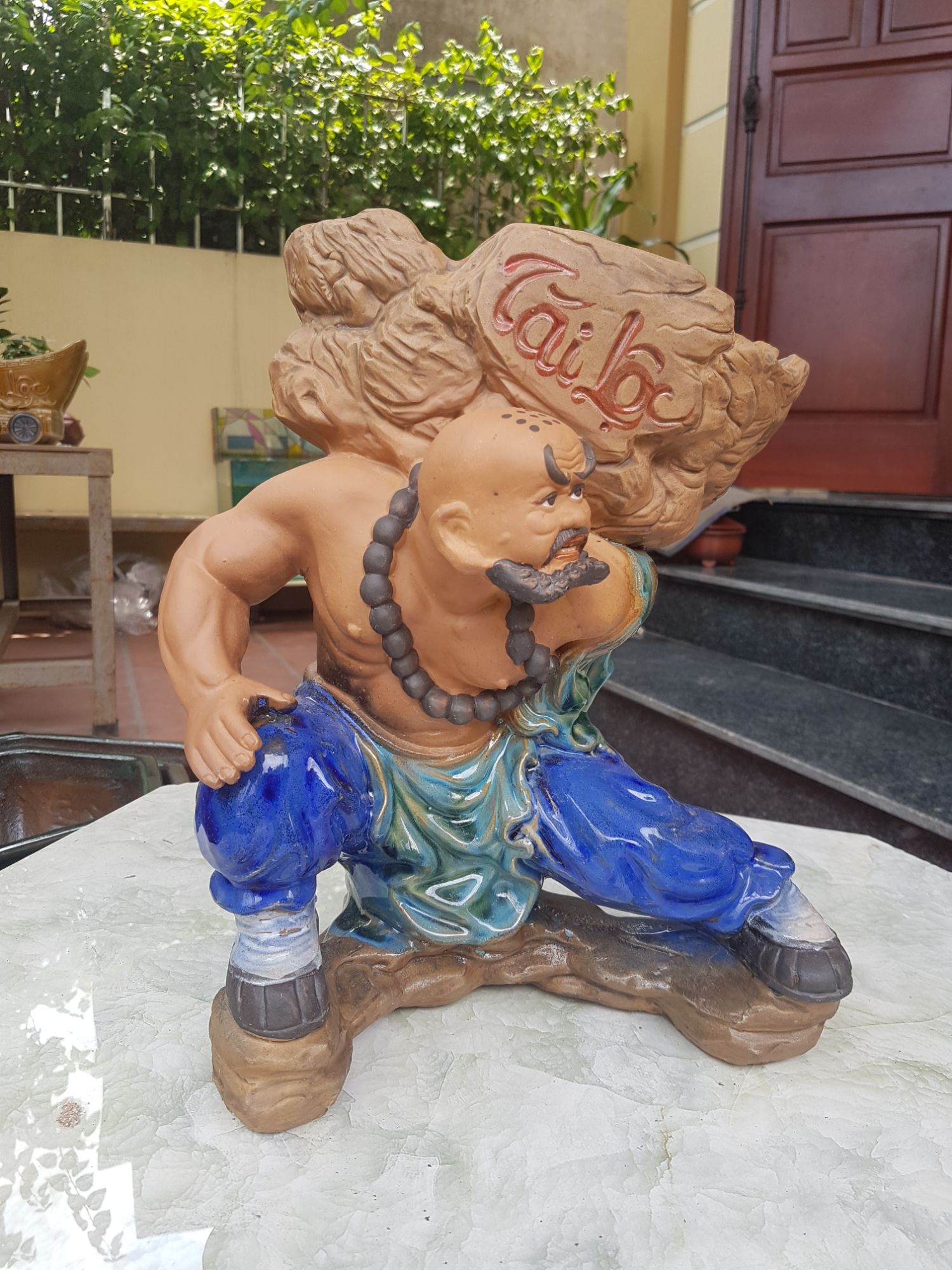 Chậu tượng Lỗ Trí Thâm cõng đá Tài Lộc