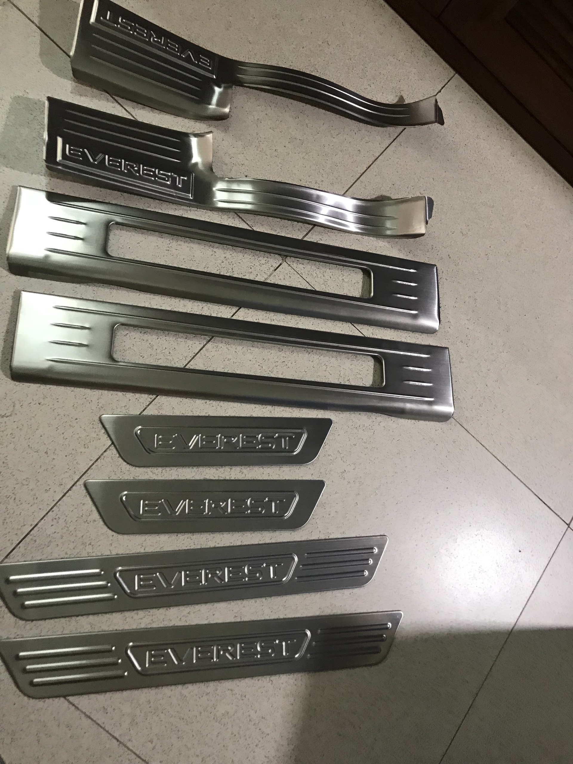 Bộ 8 nẹp bước chân trong + ngoài Inox Everest 2017 đến 2022( Hở đèn)