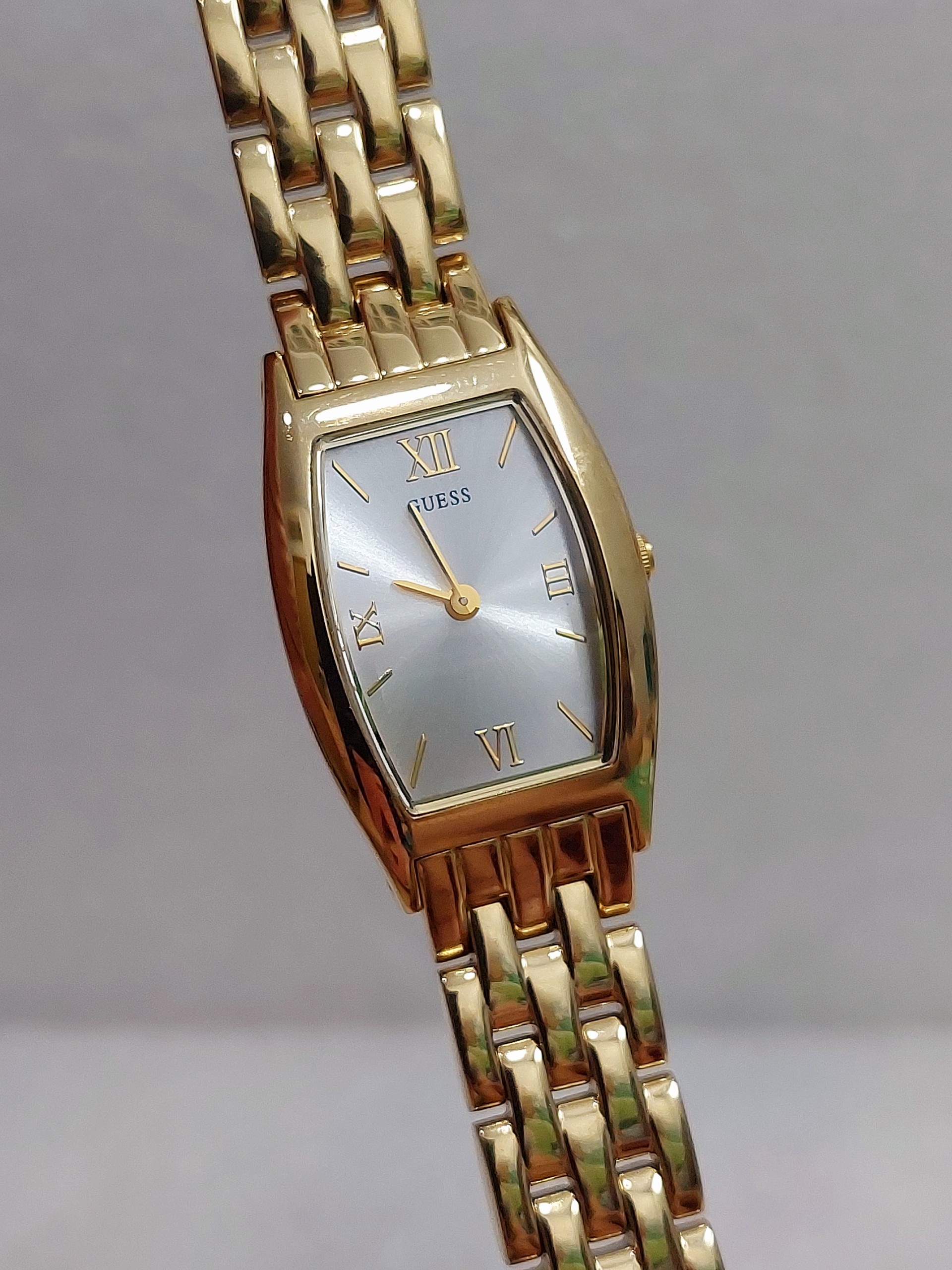 Đồng hồ nữ Guess chạy pin đã qua sử dụng