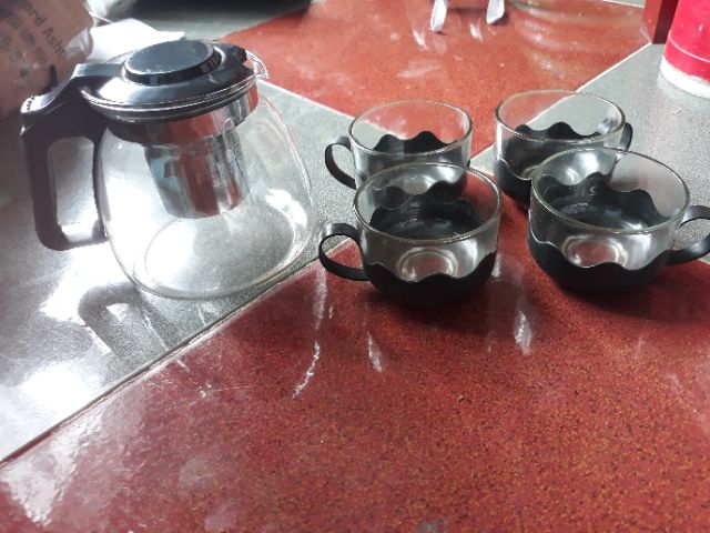 Bình trà kèm 4 cốc thủy tinh.