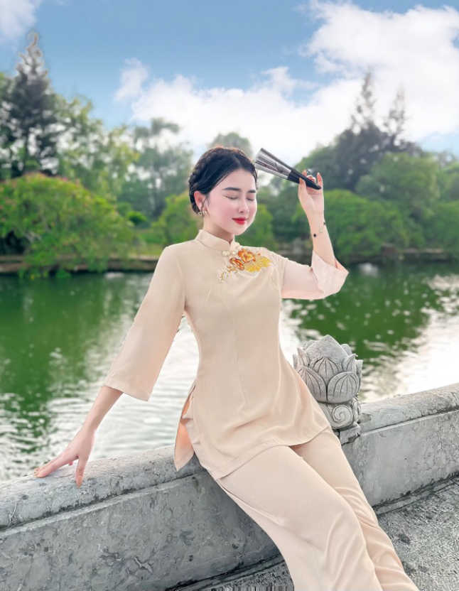Đồ lam đi chùa lụa thêu hoa cúc tàu đính ngọc