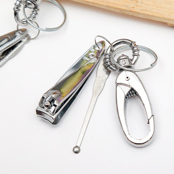 Móc khóa đa năng kiêm bấm móng tay và que lấy ráy tai