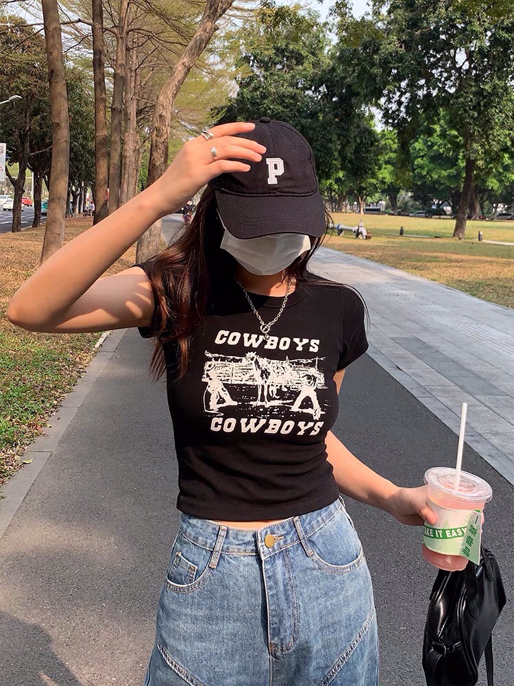 Áo croptop in chữ weekeep