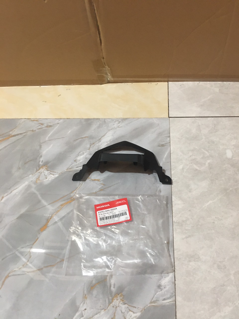 Ốp dưới sau Honda Vision 2014-2020 màu đen *NH1* (cóc đuôi) (83751K44V00ZA)