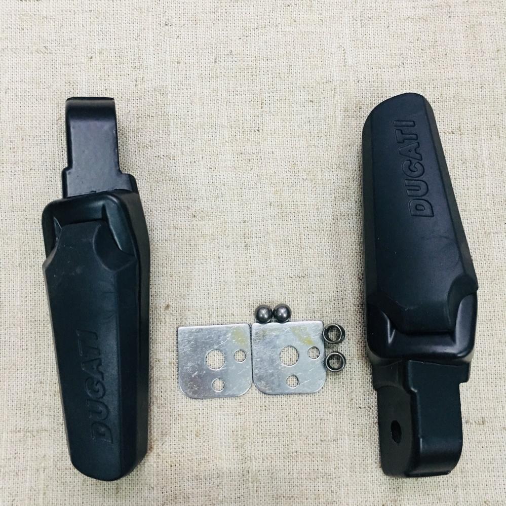 Cặp gác chân sau kiểu DUCATI gắn các dòng xe máy (màu full đen)