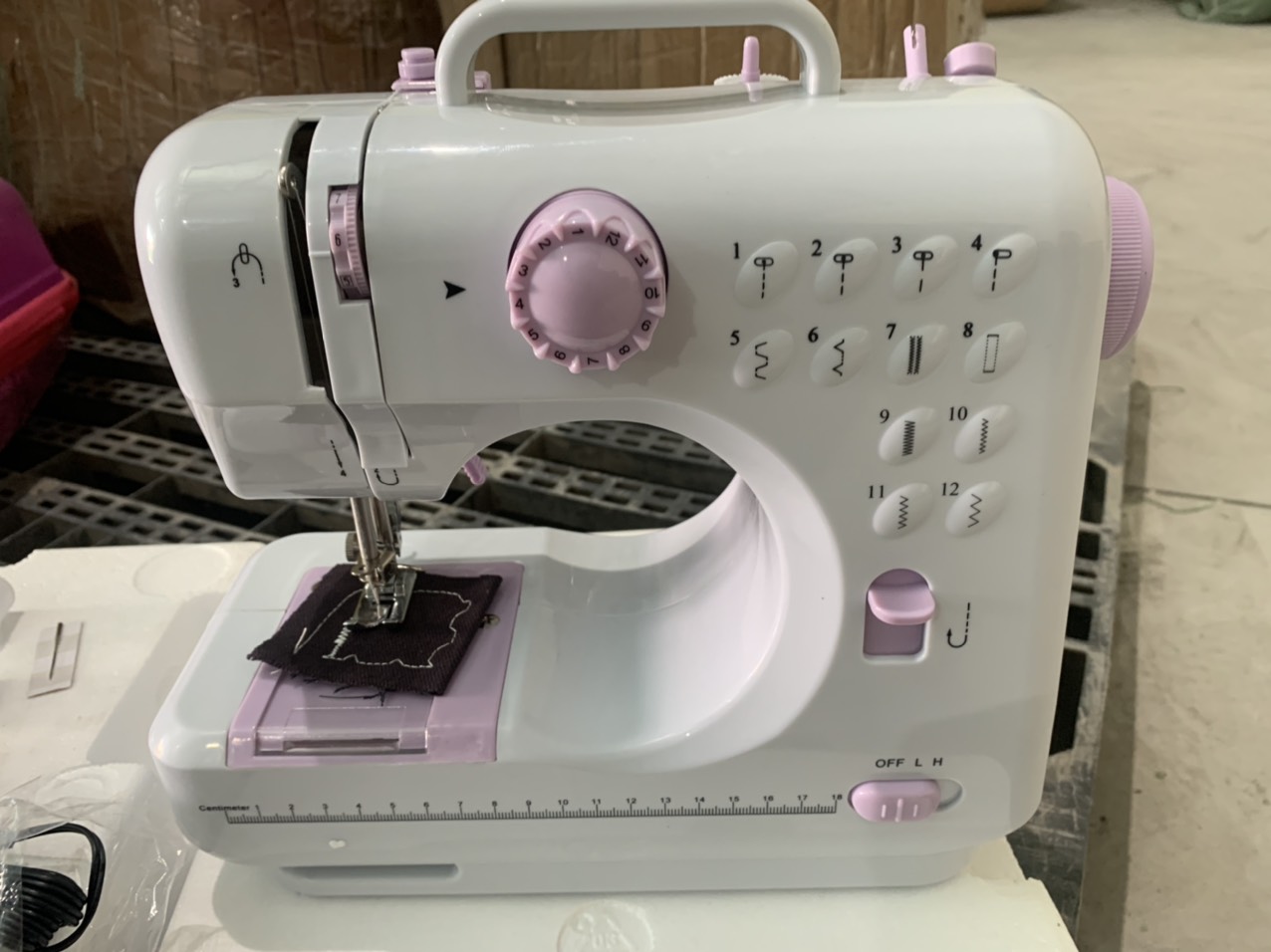 Máy May Mini Gia Đình 505A 12 Kiểu May, Có Vắt Sổ