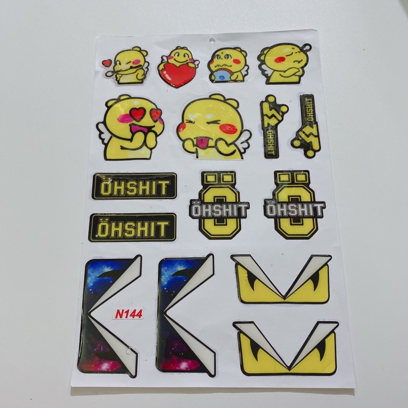 Decal tem dập nổi mắt Fendi khủng long vàng thả tim cao cấp dán xe máy, mũ bảo hiểm chống thấm nước, chống bay màu