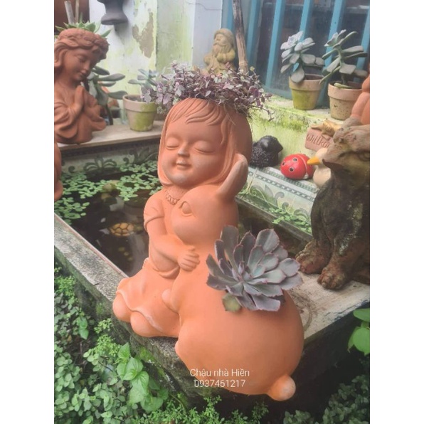 Chậu đất nung Bình Dương bé gái ôm thỏ